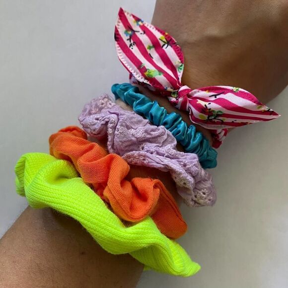 𝅺Set of 5 Scrunchies - Neon Pink Stripe Bow - Picture 1 of 2
